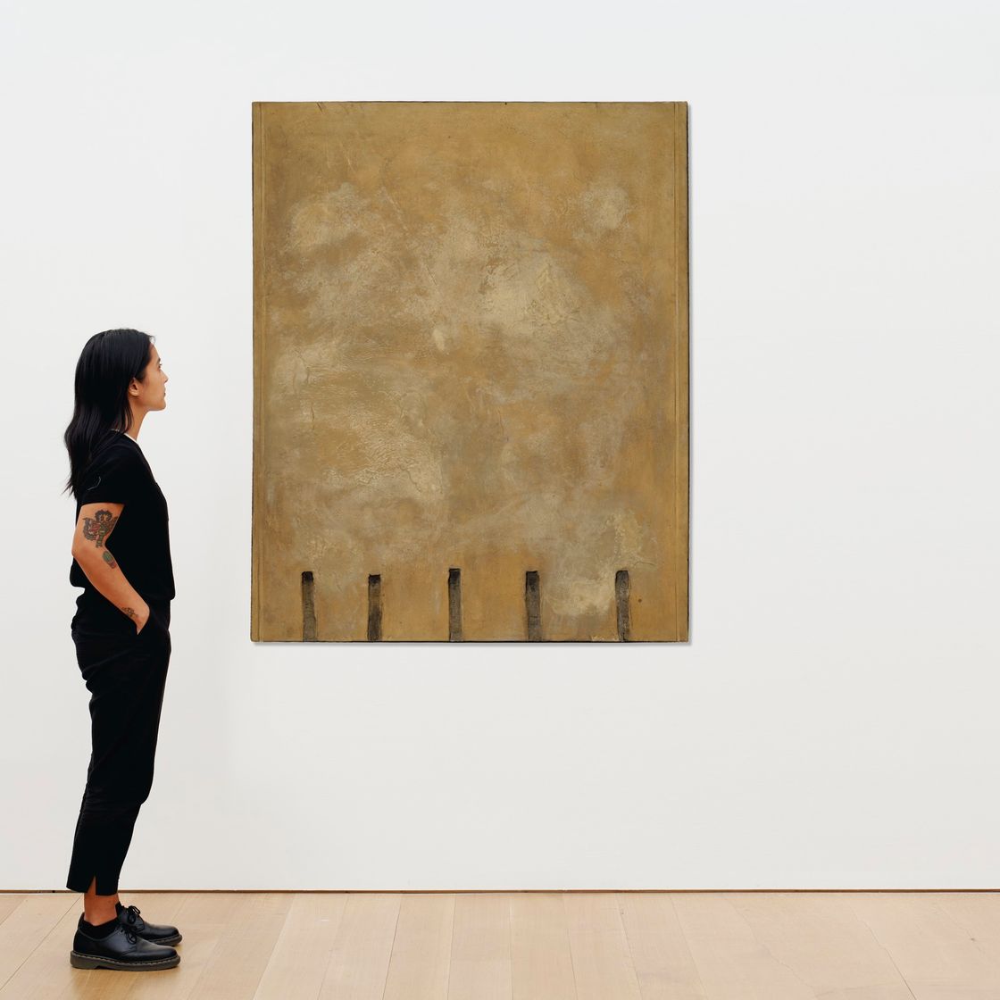 Antoni Tàpies — Ocre amb cinc entallats [Охра с пятью насечками], изображение 2