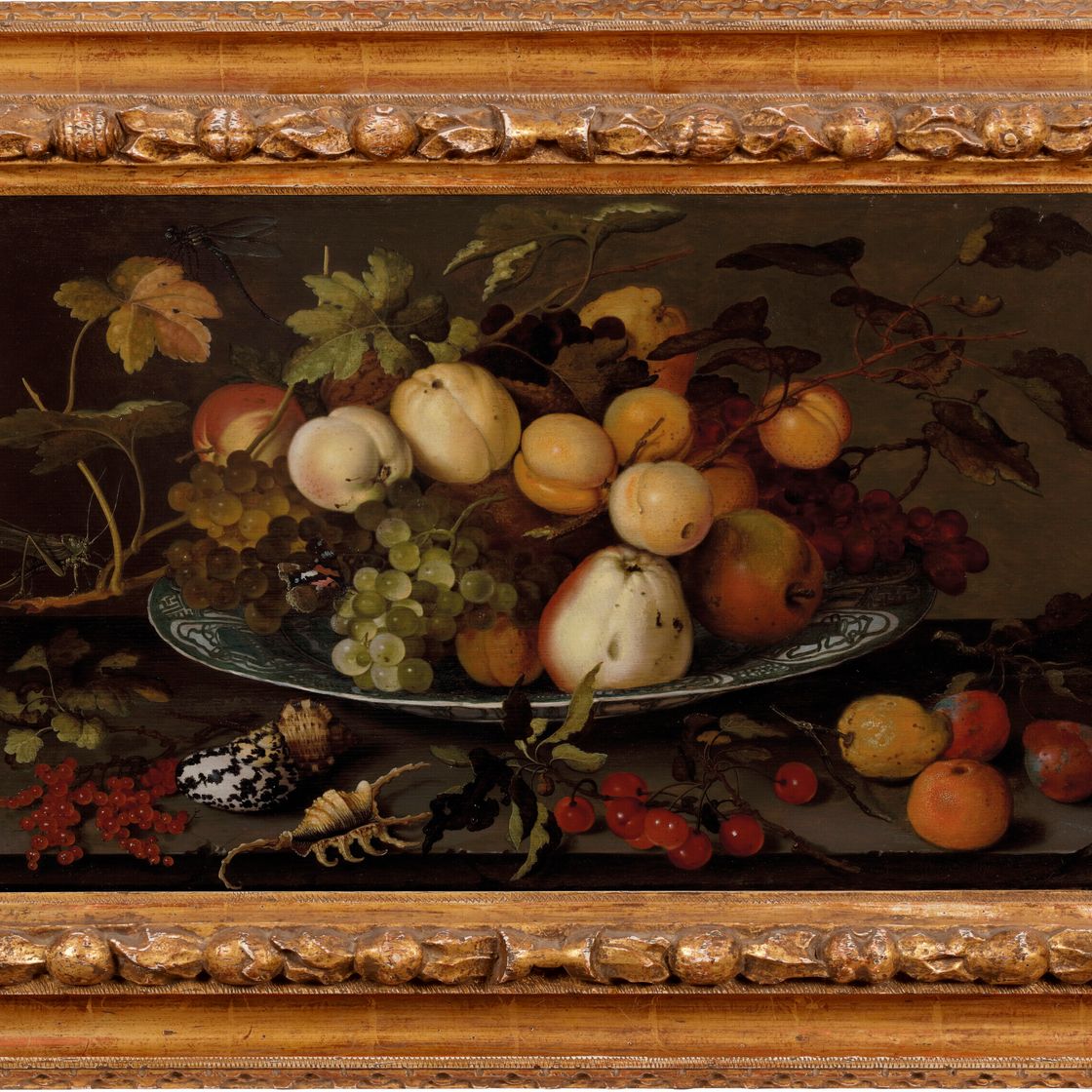 Balthasar Van Der Ast — Виноград, персики, яблоки и сливы в вазе wan-li на подставке, с ракушками, кузнечиком и другими фруктами, изображение 2