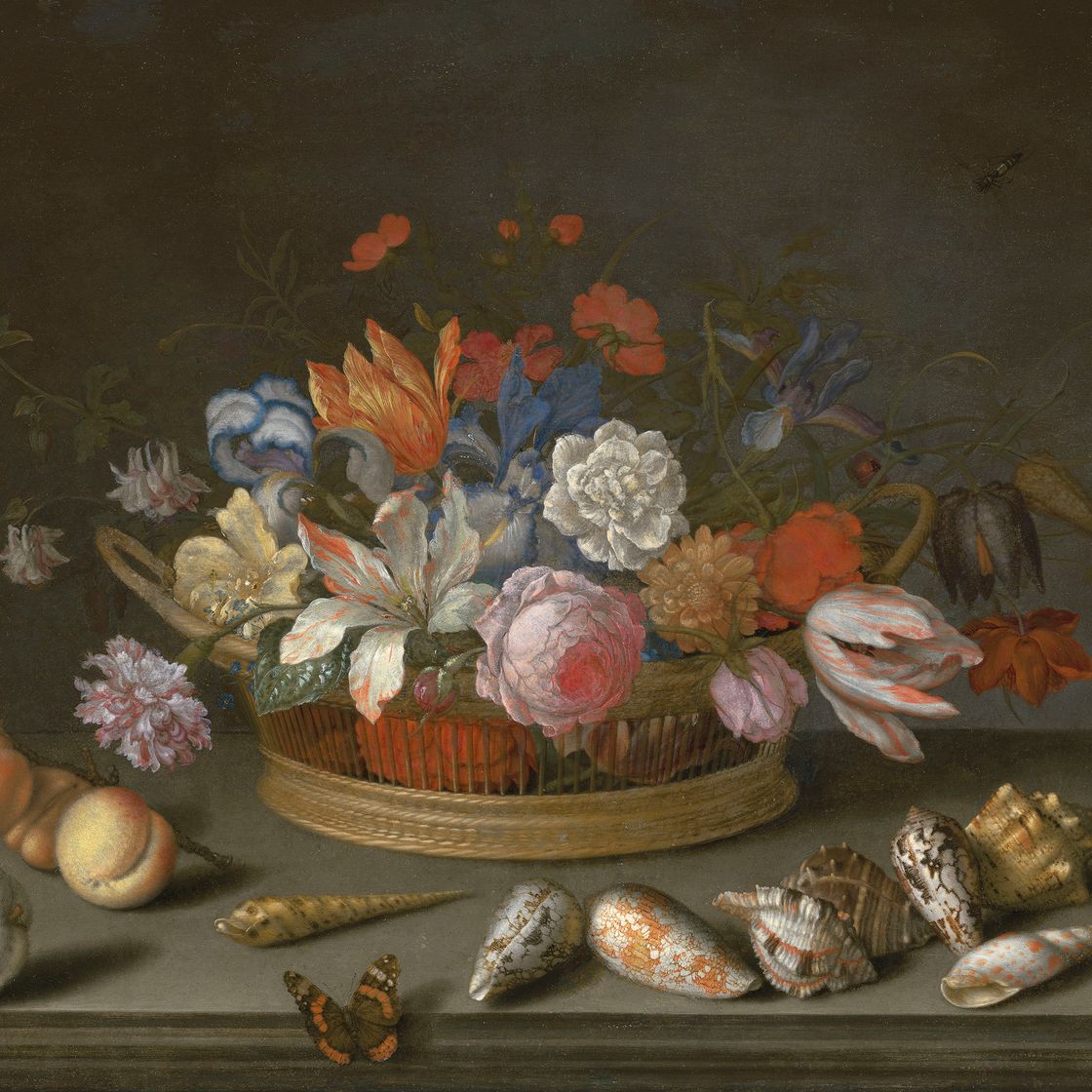 Balthasar Van Der Ast — Тюльпаны, розы и другие цветы в корзине на столе, с ракушками, фруктами, ящерицей и бабочкой