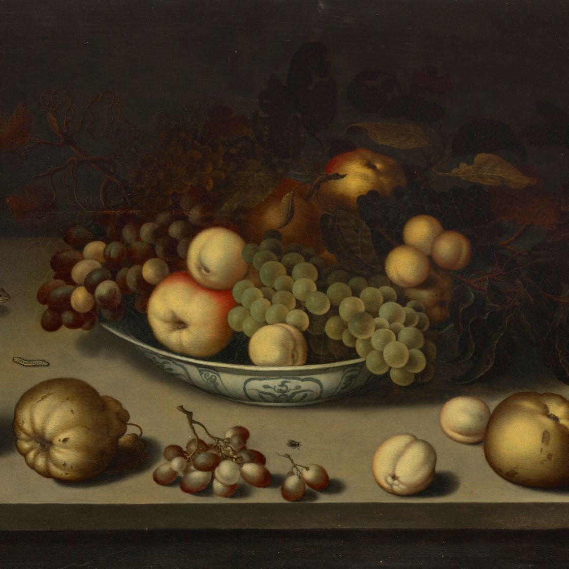 Balthasar Van Der Ast — Виноград, яблоки, персики и абрикосы в вазе Wan-li, айва, лягушка, гусеница, муха и жук на каменном выступе, изображение 1