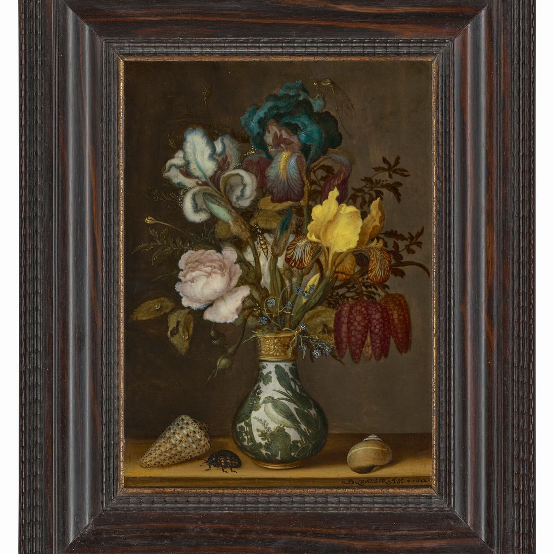 Balthasar Van Der Ast — Ирисы, розы, фритиллярии и незабудки в вазе Wanli с двумя ракушками и жуком на выступе, изображение 2