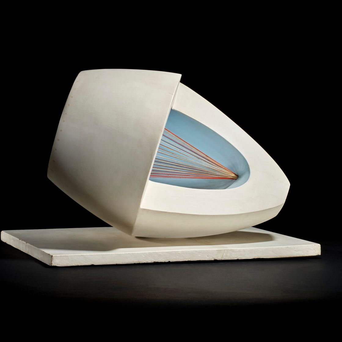 Barbara Hepworth — Цветная скульптура (овальной формы) бледно-голубого и красного цветов, изображение 3