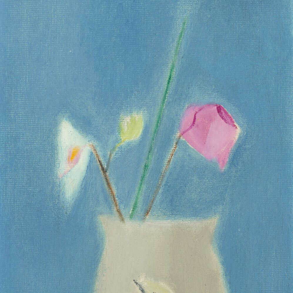 Craigie Aitchison — Натюрморт с птицей-вазой на голубом фоне, изображение 2