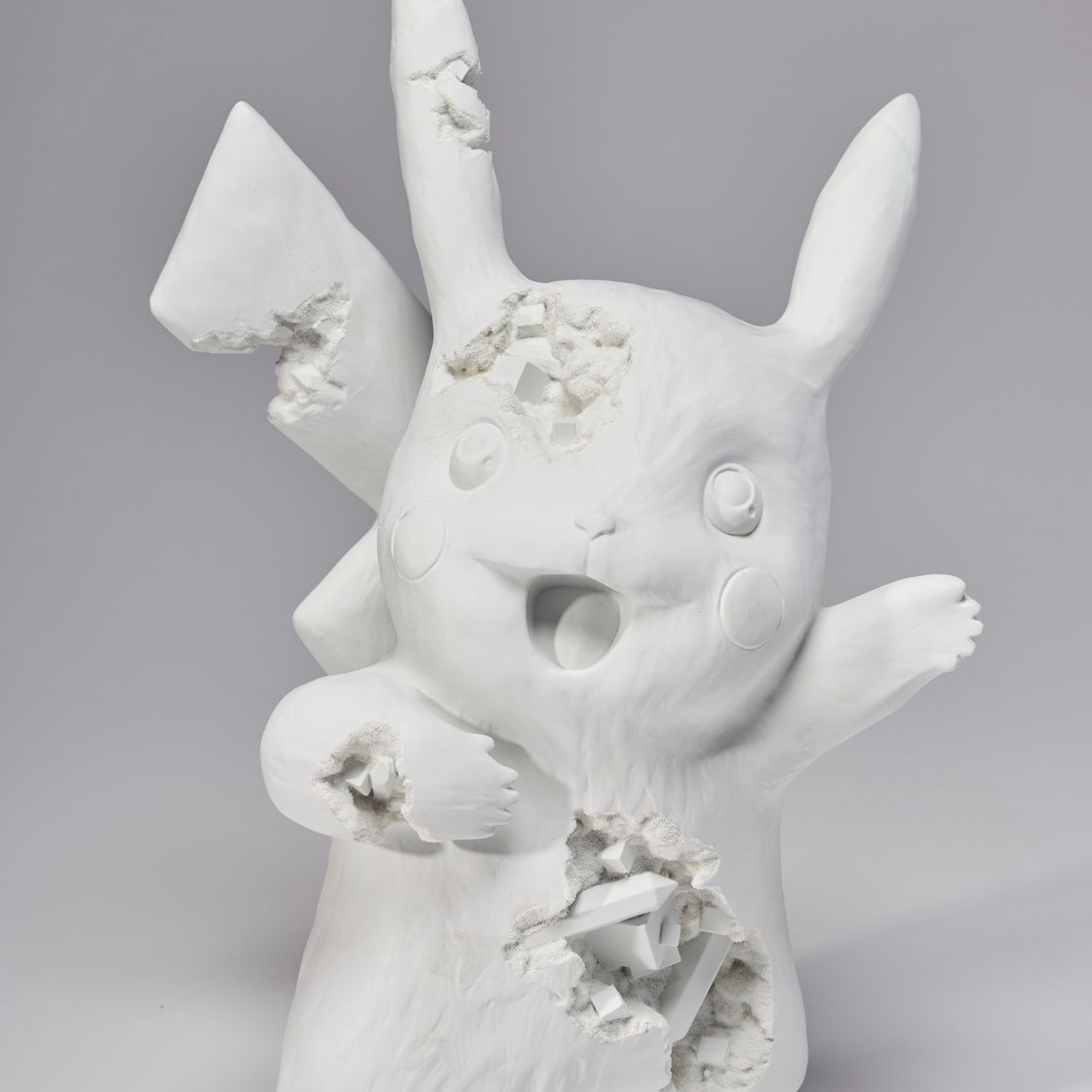 Daniel Arsham — Пикачу с голубыми кристаллами