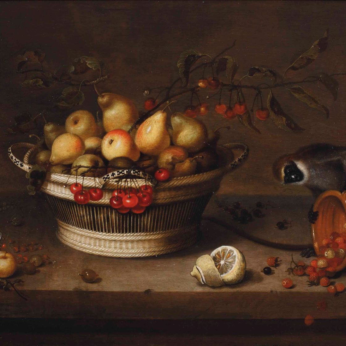 Dutch School — Плетеная корзина с яблоками, грушами, вишнями, сливами, горошком и тофу, с нарезанным лимоном и обезьяной, опрокидывающей глиняную миску с земляникой, на выступе
