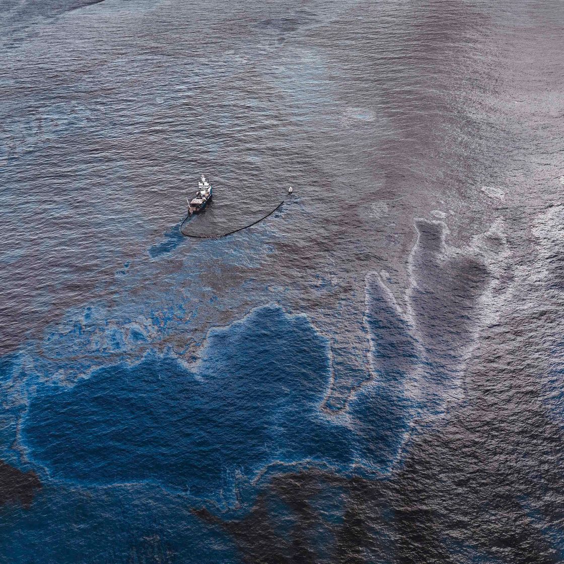 Edward Burtynsky — Разлив нефти №4, Судно для сбора нефти, недалеко от эпицентра, Мексиканский залив