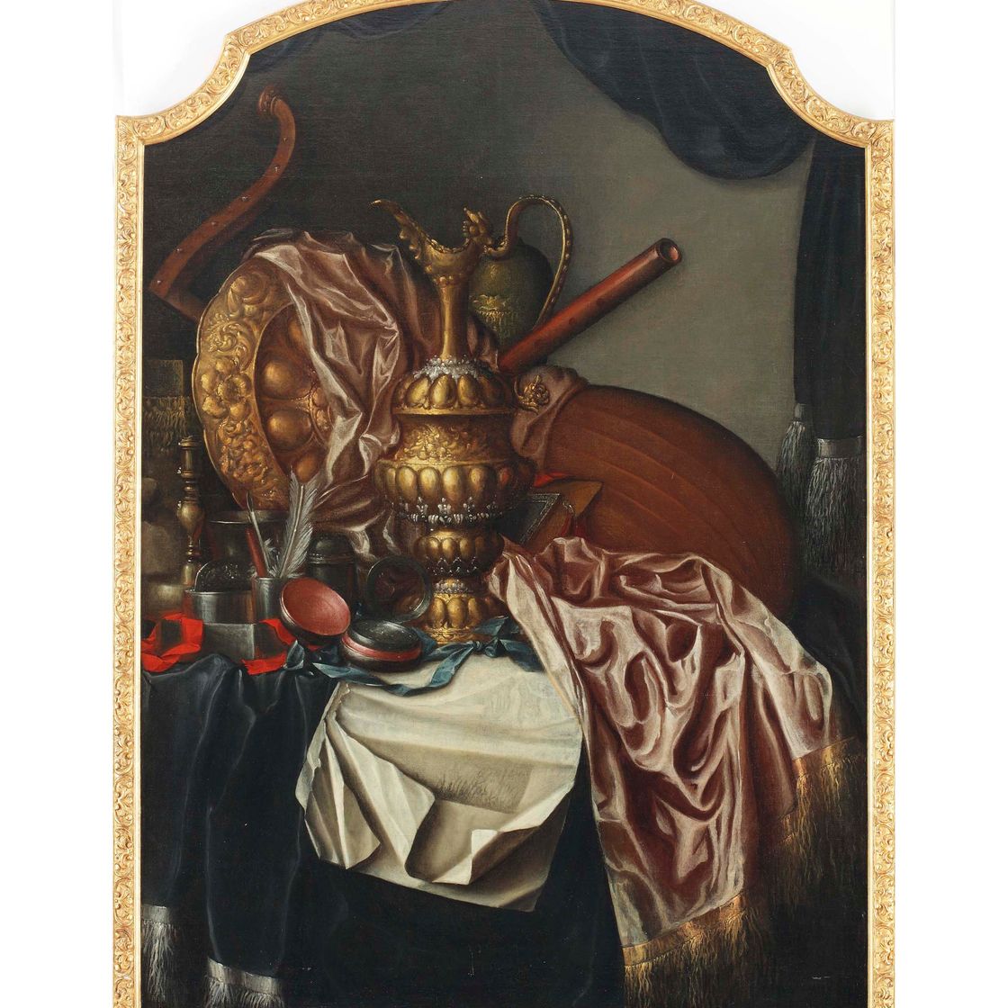 Franciscus Gysbrechts — Медная урна, медный щит, музыкальные инструменты, перо, компас, красная и зеленая ленты, рукопись и другие предметы - все это на задрапированном столе.