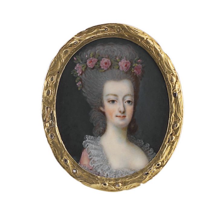 French School — Королева Франции Мария-Антуанетта (1755-1793) в розовом платье а-ля Англе с присборенным воротником из французского кружева, с гирляндой розовых роз, украшающей ее напудренную прическу