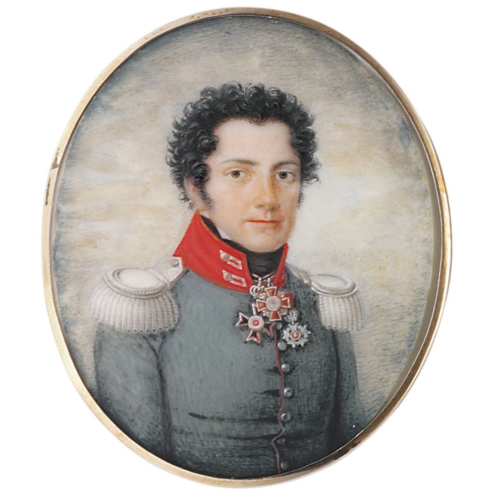 Friedrich — Молодой офицер, в зеленом мундире на красной подкладке с красным воротником, серебряными эполетами, с короткими вьющимися темными волосами, носящий командорский крест (2-й степени) великокняжеского Гессенского ордена Людовика (учрежден в 1807 году), Рыцарский крест Императорского Российского ордена Святой Анны (2-й степени) и другой порядок; фон неба
