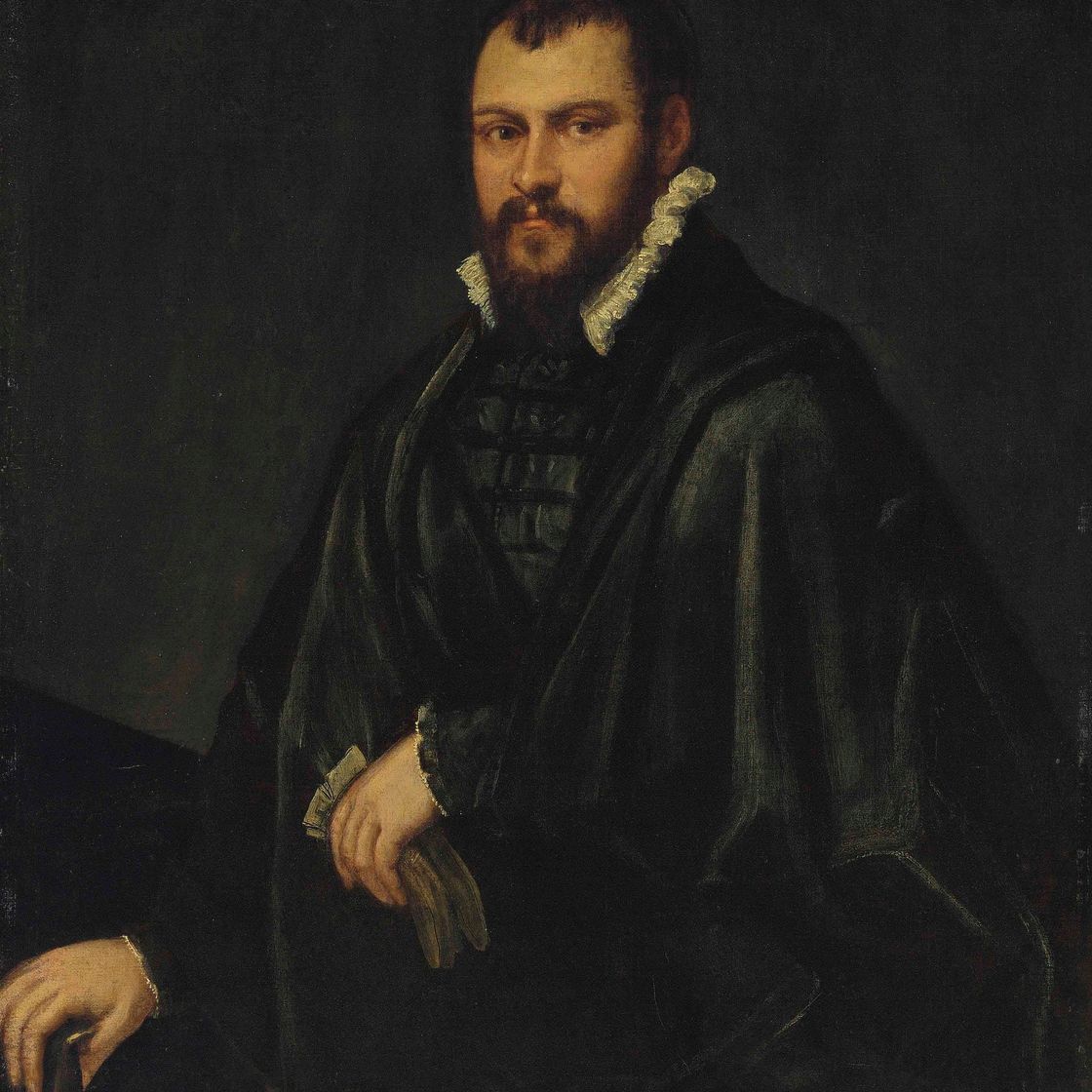 Jacopo Tintoretto — Портрет джентльмена в три четверти роста, в черном камзоле и плаще, в левой руке он держит пару перчаток, правая рука лежит на столе