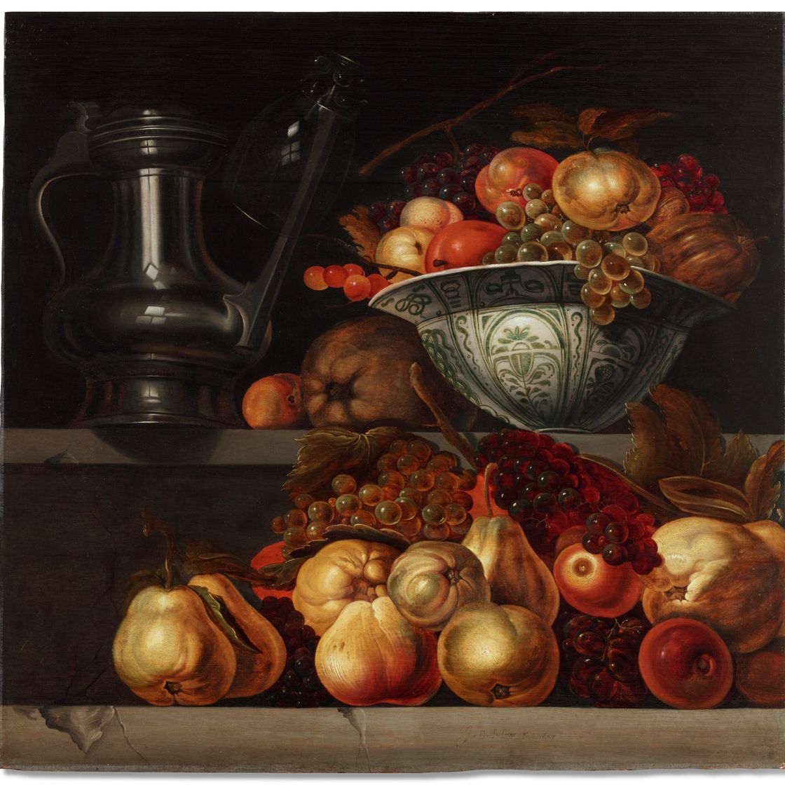 Jan Davidsz. de Heem — Оловянный кувшин с небольшим рожком, свисающим с его носика, и китайское блюдо Ван-ли с фруктами на высоком каменном выступе, груда груш, яблок, слив, винограда и цитрусовых на параллельном низком каменном выступе