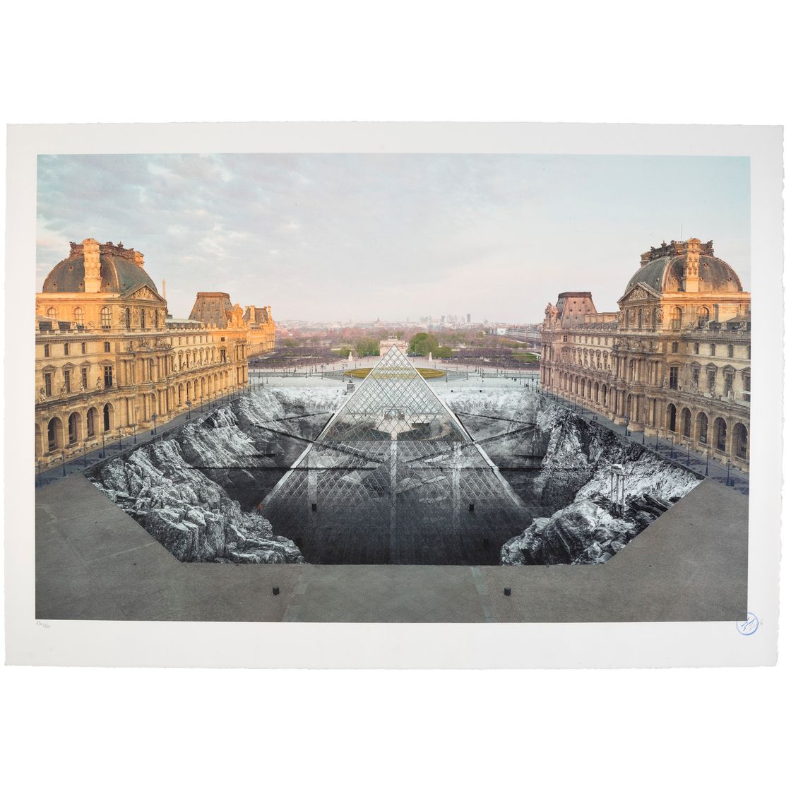 JR — Лувр, 29 марта 2019, 19:01 © Pyramide, архитектор И. М. Пей, музей Лувра, Париж, Франция, 2019