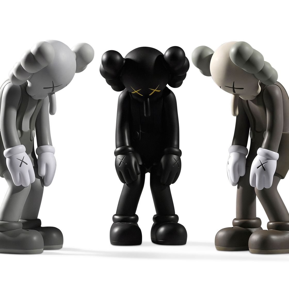 KAWS — (i) МАЛЕНЬКАЯ ЛОЖЬ (СЕРАЯ) (ii) МАЛЕНЬКАЯ ЛОЖЬ (ЧЕРНАЯ) (iii) МАЛЕНЬКАЯ ЛОЖЬ (КОРИЧНЕВАЯ)