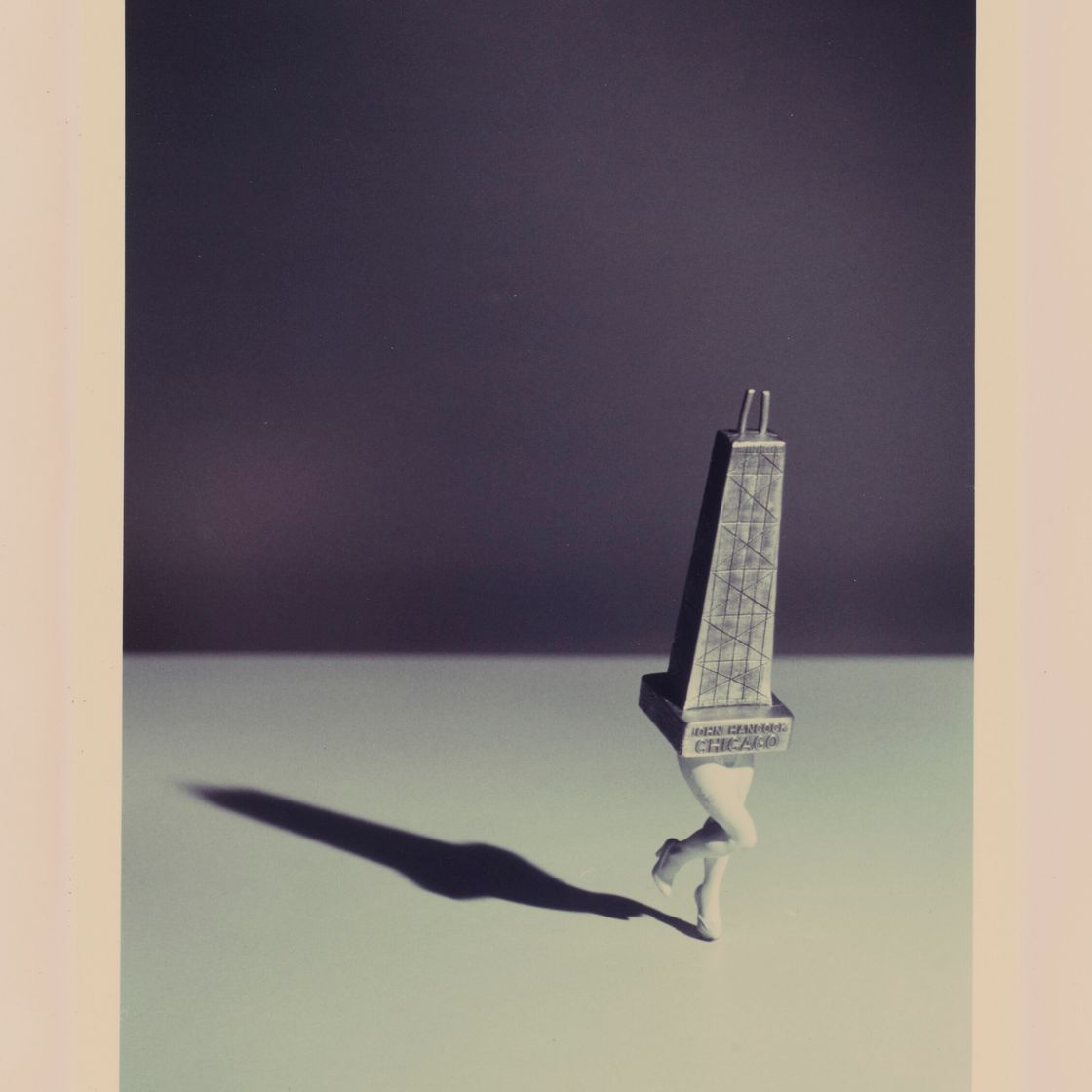Laurie Simmons — Прогуливающийся Джон Хэнкок (Чикаго)