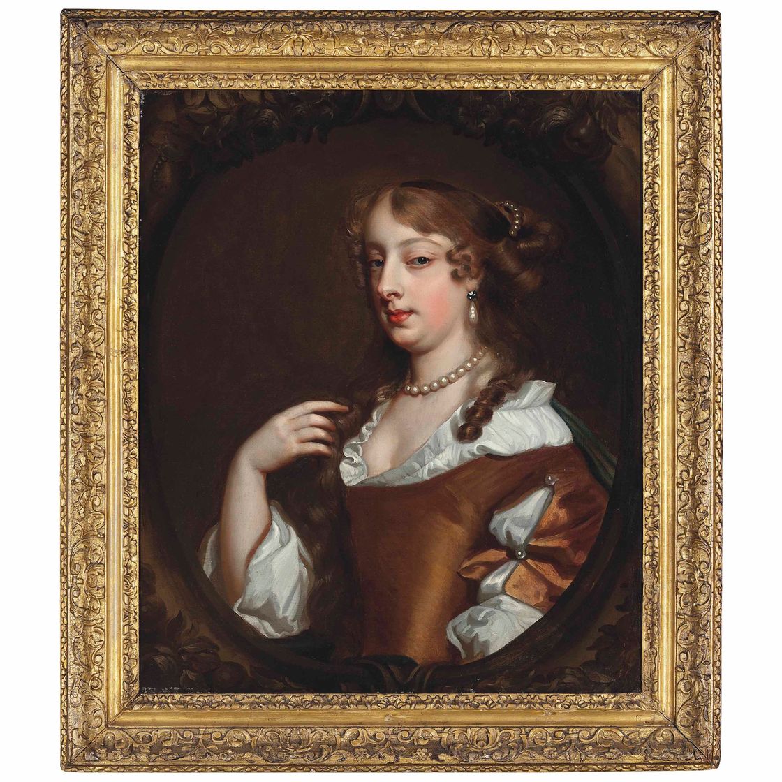 Peter Lely — Портрет леди, вероятно, леди Элизабет Райотесели, графини Нортумберлендской, позже герцогини Монтегю (1645-1690), в полный рост, в золотом платье и белой сорочке, в скульптурном овальном обрамлении