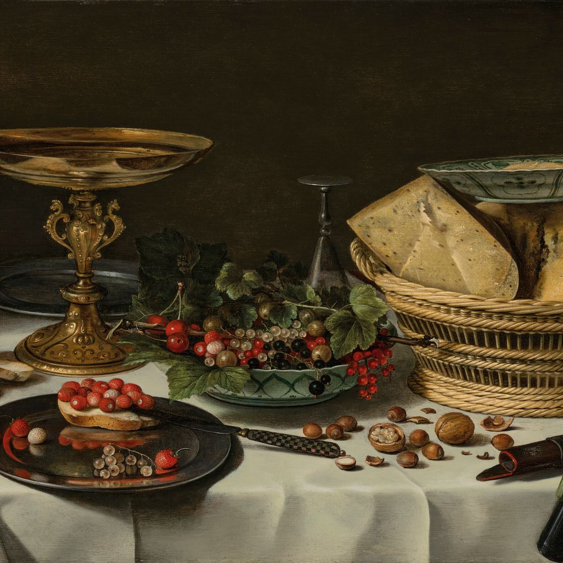 Pieter Claesz — Клубника, смородина и хлеб на оловянном блюде, ремер с вином, клубникой, вишней и смородиной в фарфоровой вазе, корзиночка с сыром, хлеб, орехи, тазза, серебряный нож и футляр для ножей на частично задрапированном столе, изображение 1