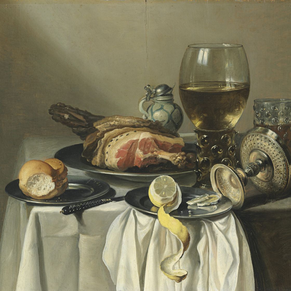 Pieter Claesz — Натюрморт с ветчиной, лимоном, булочкой, бокалом вина и другими блюдами на столе