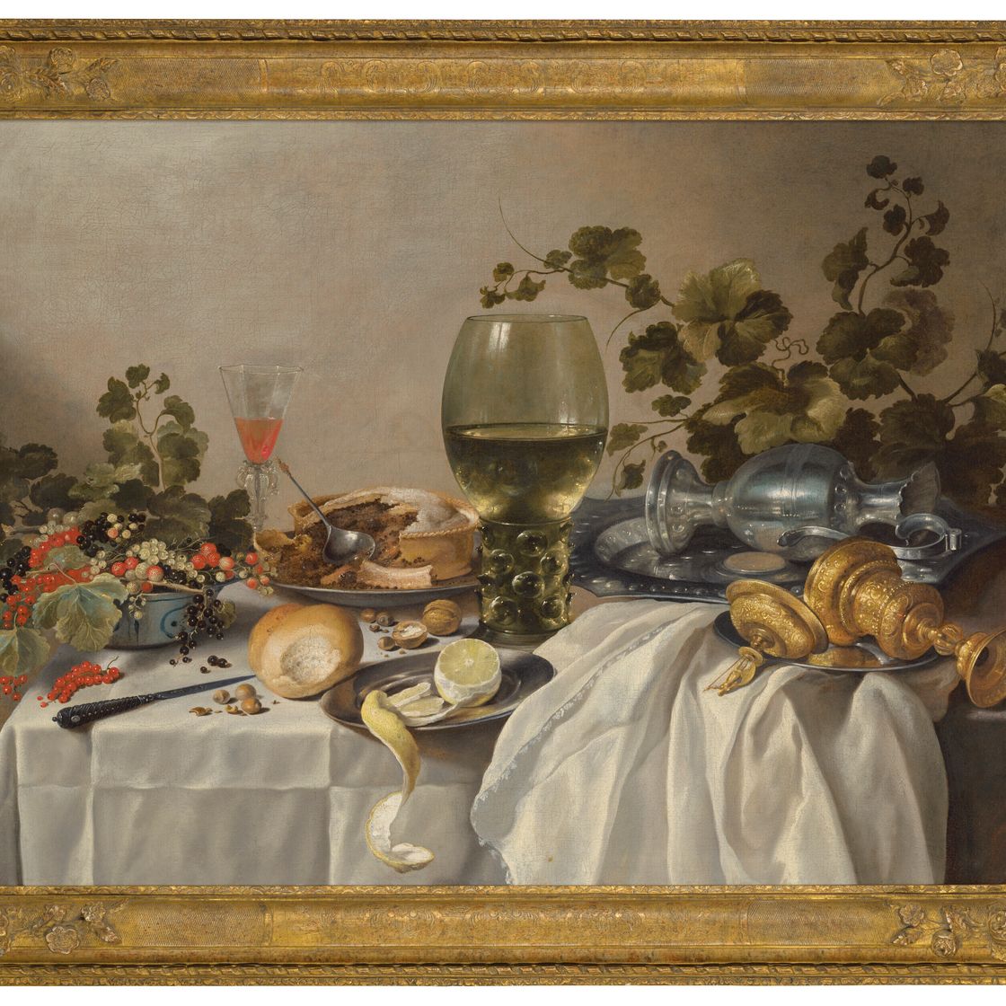 Pieter Claesz — Сервировка стола из серебра и стеклянной посуды с виноградными лозами, фруктами и выпечкой