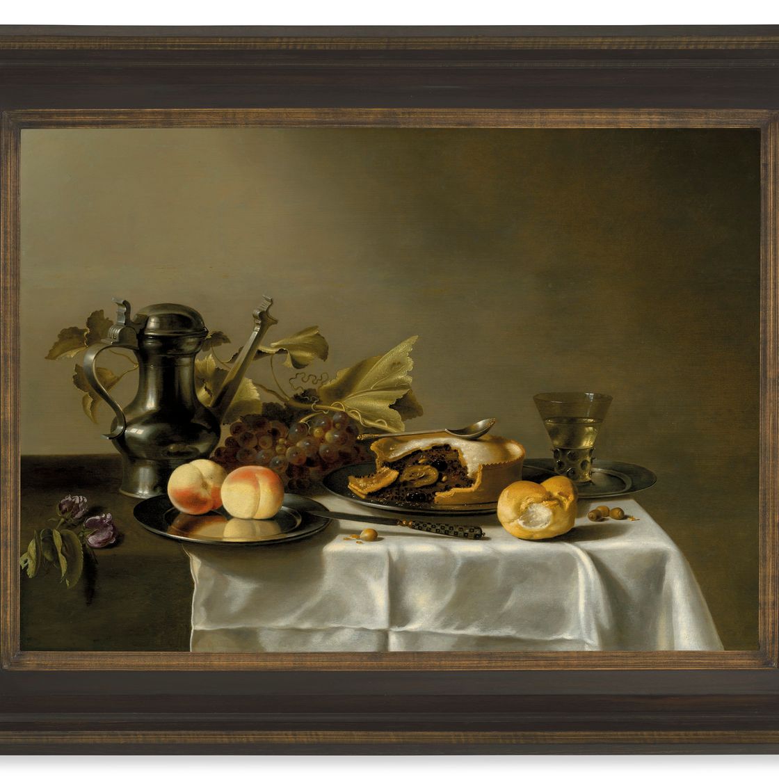Pieter Claesz — Персики на серебряном блюде, фруктовый пирог, булочка, рулет с черносливом и серебряный кофейник на частично задрапированном столе