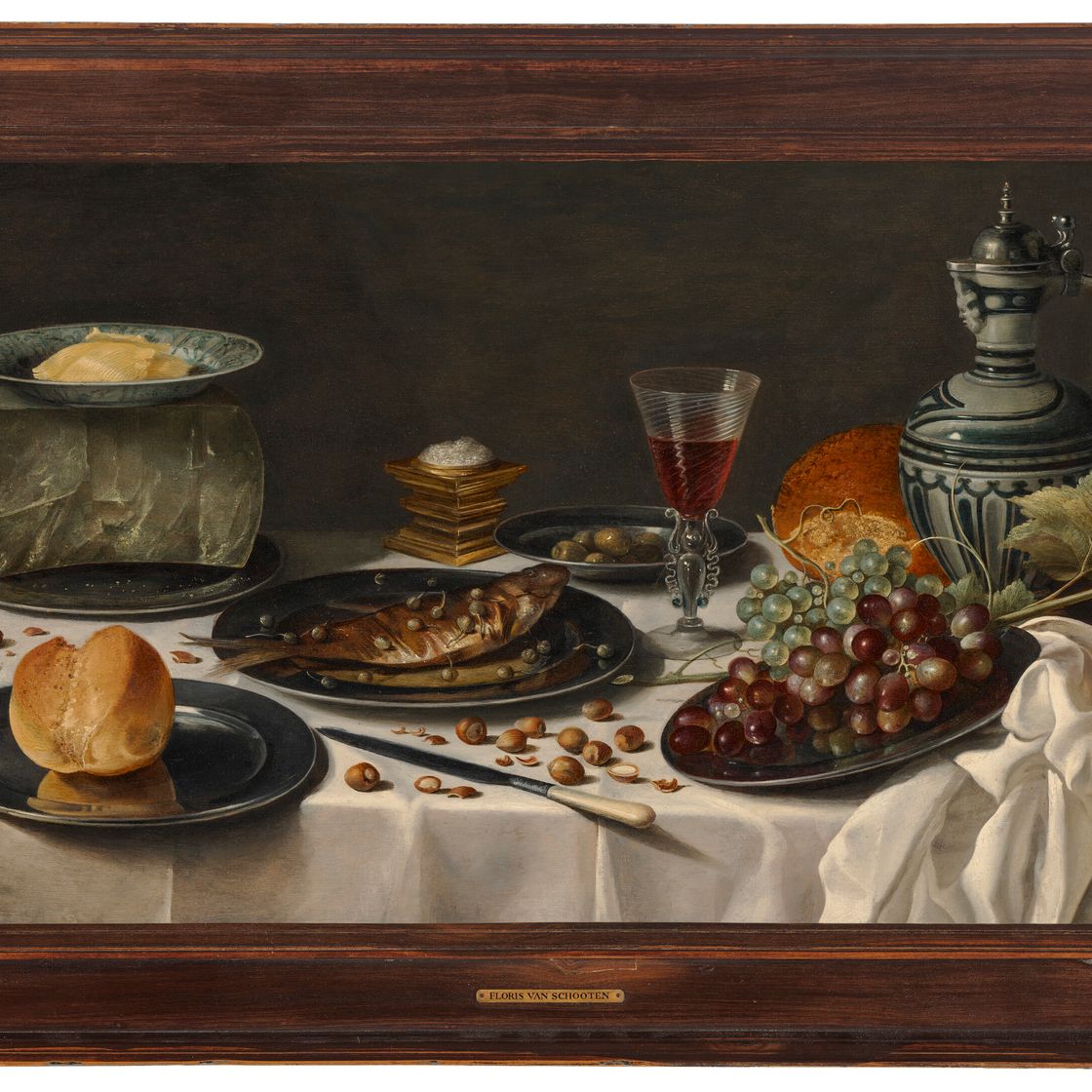 Pieter Claesz — Сельдь, булочка и гроздь винограда на оловянных блюдах, с таззой красного вина, фарфоровым графином и пармезаном на накрытом столике, изображение 2