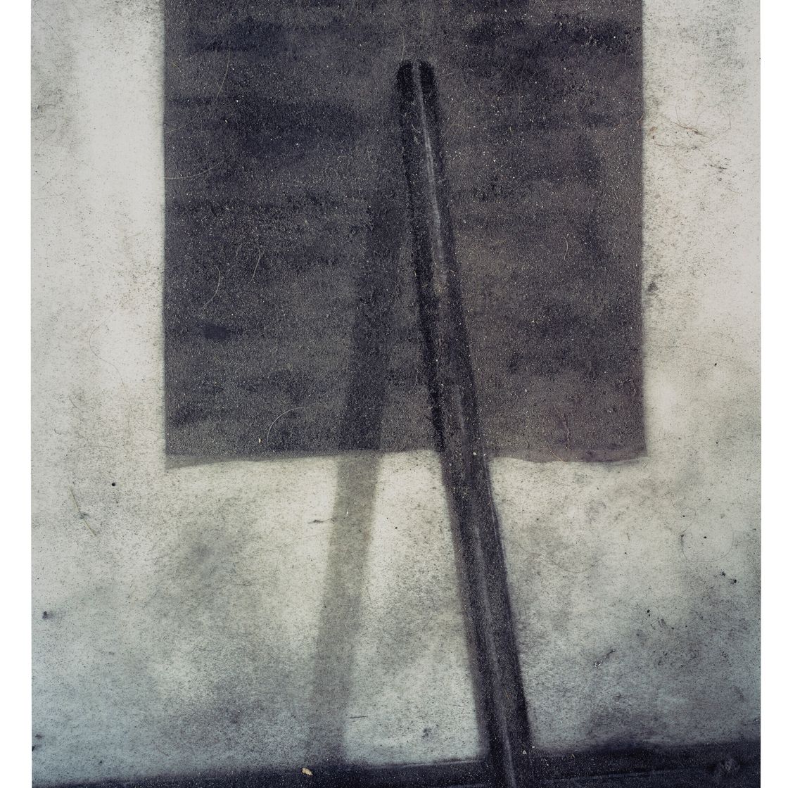 Richard Serra — В честь Ричарда Серры, реквизит, 1968 год, установлен в музее Уитни на выставке "Современная американская скульптура: подборка 2", 4 апреля - 5 мая 1969 года (Фотографии из пыли)