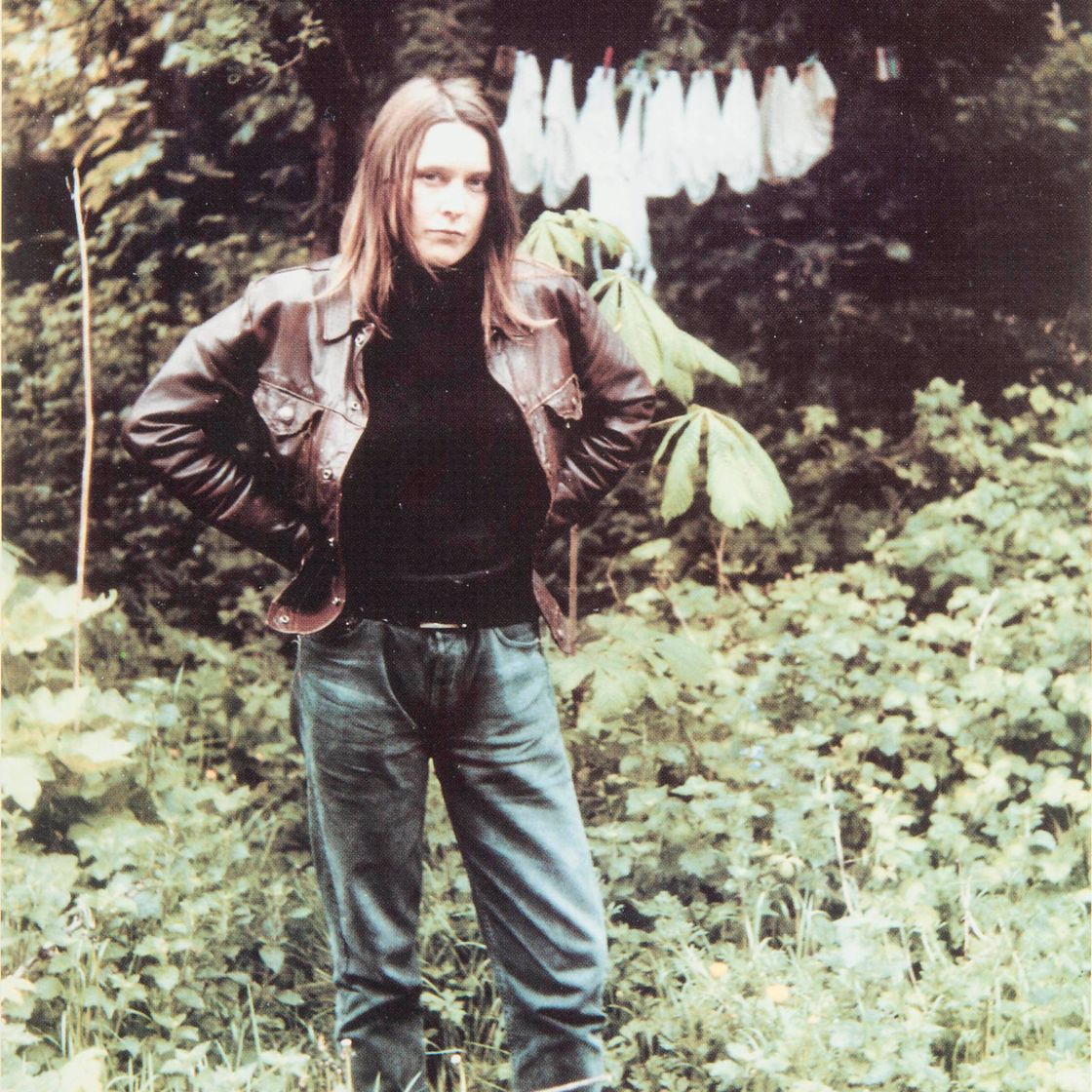 Sarah Lucas — Автопортрет в трусиках