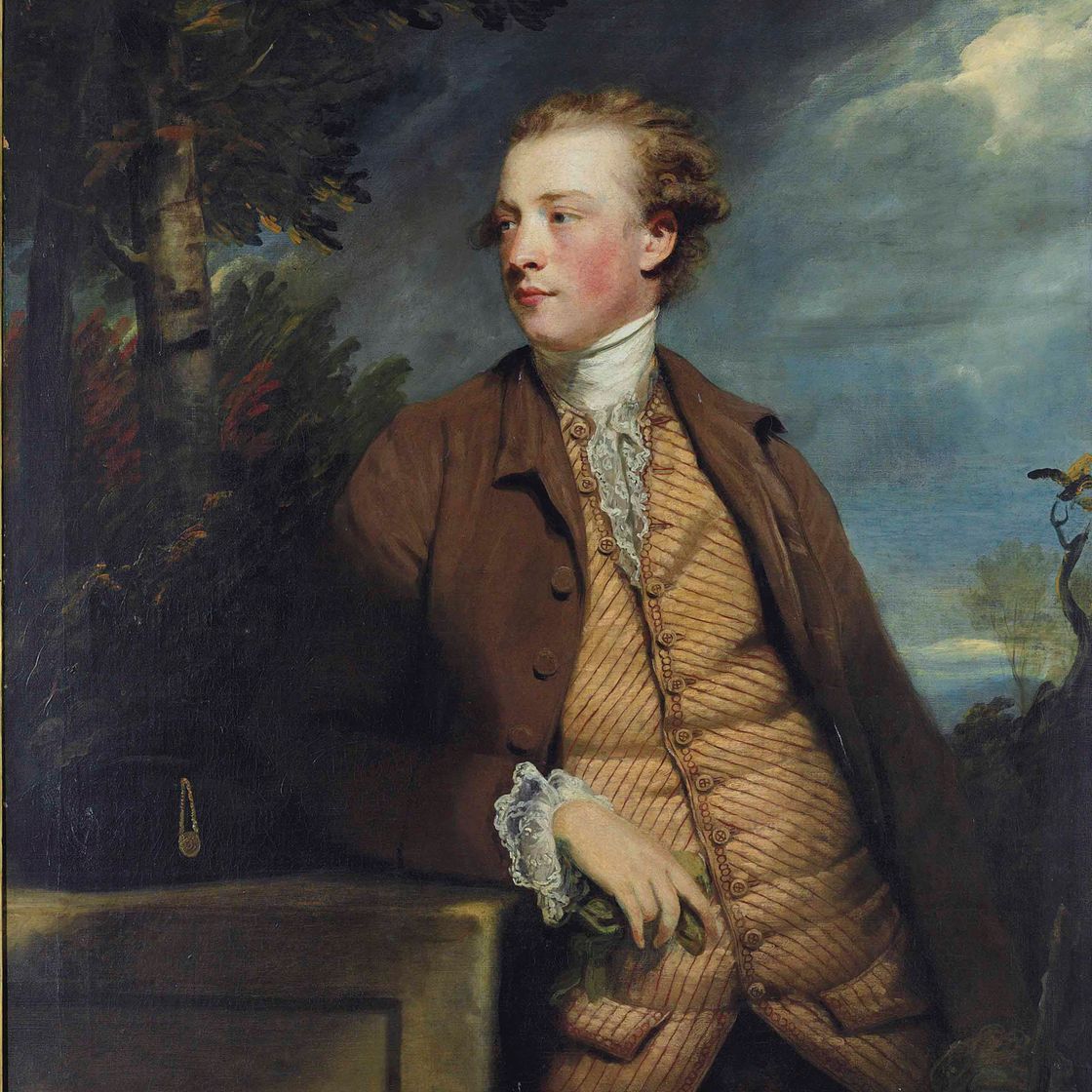 Sir Joshua Reynolds — Портрет Дениса Дейли (1747-1791), в три четверти роста, в коричневом сюртуке, жилете в желтую полоску и коричневых бриджах, опирающегося на пьедестал, в треуголке, на фоне пейзажа.