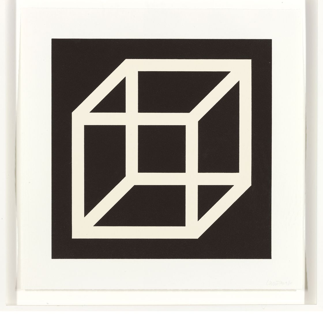 Sol LeWitt — Открытый куб белого цвета на черном фоне