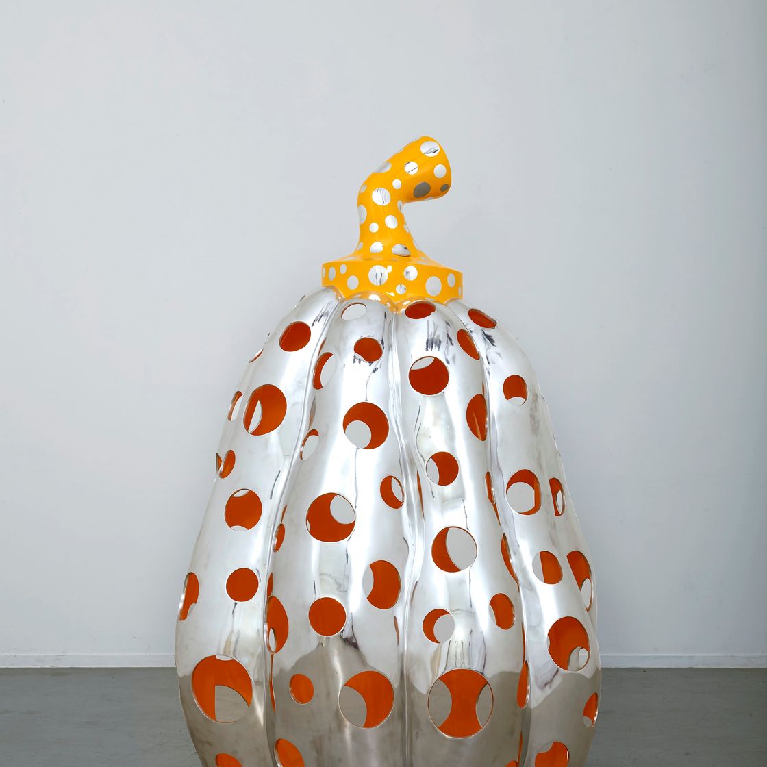 Yayoi Kusama — Дотянуться до Вселенной — Тыква в горошек (желтая), изображение 2