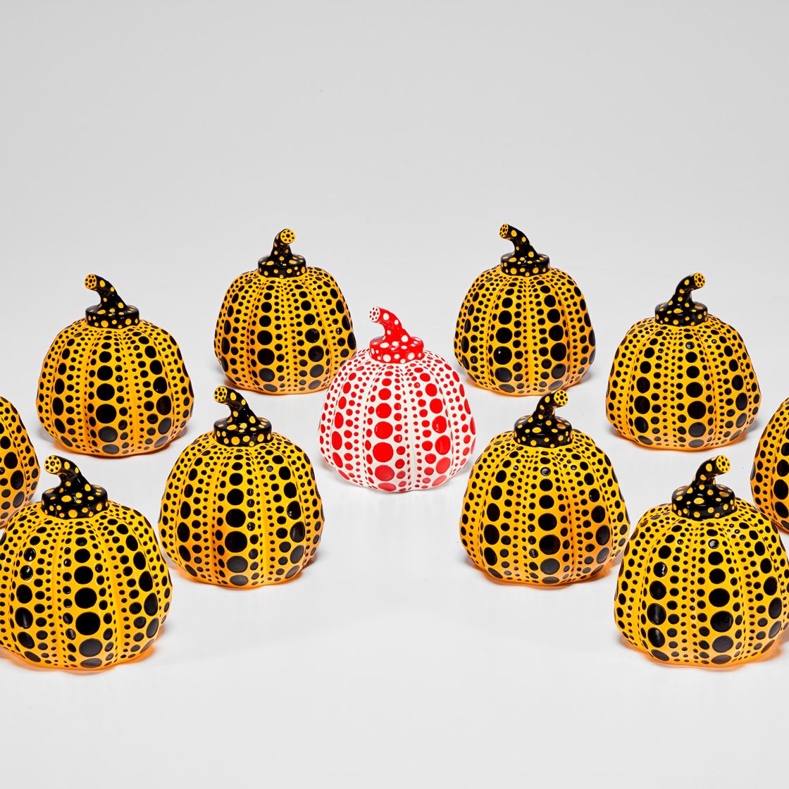 Yayoi Kusama — Красная тыква и желтая тыква (группа из 11 штук)