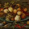 Balthasar Van Der Ast — Виноград, персики, яблоки и сливы в вазе wan-li на подставке, с ракушками, кузнечиком и другими фруктами, изображение 1