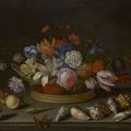 Balthasar Van Der Ast — Тюльпаны, розы и другие цветы в корзине на столе, с ракушками, фруктами, ящерицей и бабочкой, изображение 1