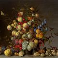 Balthasar Van Der Ast — Персики, сливы, апельсины, яблоки, вишни, виноград, красная смородина, черная смородина, яблоки-крабики и другие фрукты в оловянной вазе, с бабочкой red admiral, стрекозой и другими насекомыми, с виноградом и другими фруктами, ракушками, ящерицей, гусеницей и осой на выступе, изображение 1