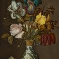 Balthasar Van Der Ast — Ирисы, розы, фритиллярии и незабудки в вазе Wanli с двумя ракушками и жуком на выступе, изображение 1