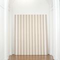 Daniel Buren — Белая акриловое полотно с рисунком из ткани райе блан и гри клер, изображение 3