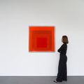 Josef Albers — Дань уважения площади: Между двумя алыми, изображение 4