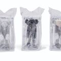KAWS — МАЛЕНЬКАЯ ЛОЖЬ (КОРИЧНЕВЫЙ), МАЛЕНЬКАЯ ЛОЖЬ (ЧЕРНЫЙ), МАЛЕНЬКАЯ ЛОЖЬ (СЕРЫЙ), изображение 3