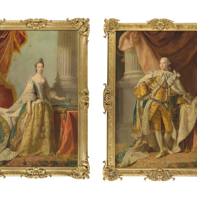Allan Ramsay — Портрет короля Георга III (1738-1820) в полный рост в коронационном облачении, его корона лежит на подушке на столе рядом с ним; и портрет королевы Шарлотты (1744-1818) в полный рост в коронационном облачении