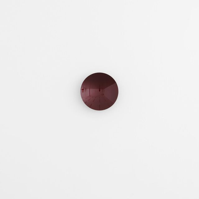 Anish Kapoor — Зеркальное свечение (Коньячное вино на сером фоне)