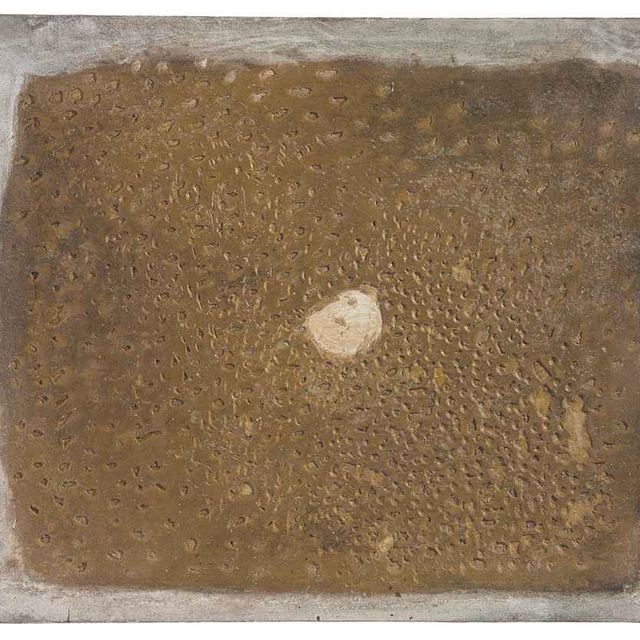 Antoni Tàpies — Цвет амартильядо с центральным отверстием (Чеканная охра с центральным отверстием)
