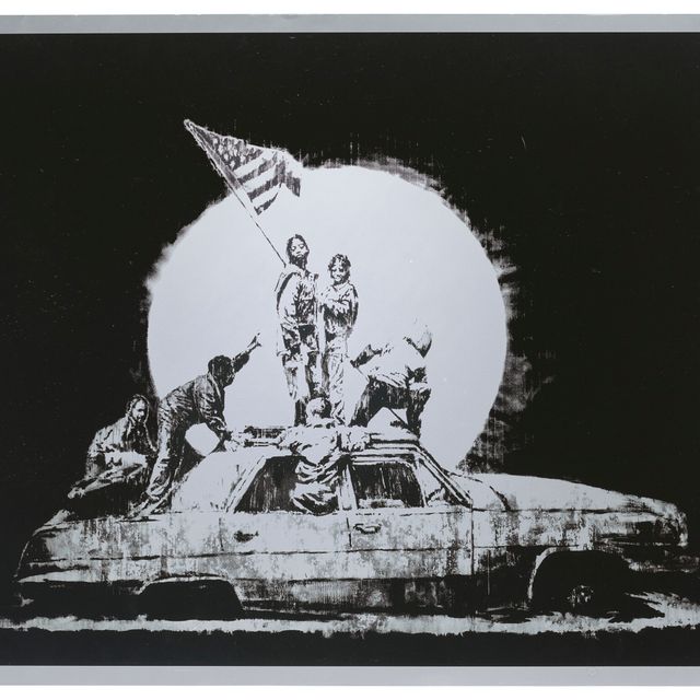 Banksy — Флаг (серебристый)
