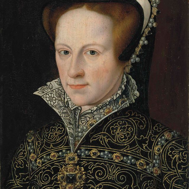 French School — Портрет Марии I, королевы Англии (1516-1558), длиной до груди, в украшенном драгоценными камнями французском капоре, расшитом золотом платье с жемчугом, бриллиантами и рубинами, с воротником в стиле Медичи и высокой горловиной, с украшенным драгоценными камнями колье и подвеской