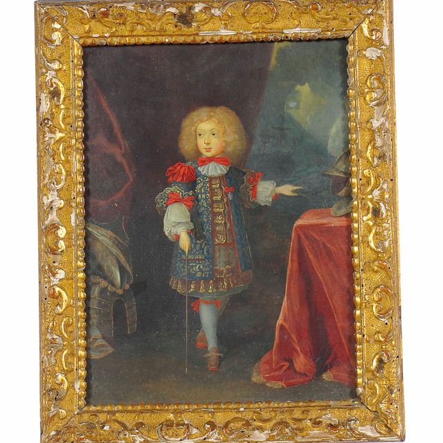 French School — Портрет Филиппо ди Савойя-Кариньяно (1659-1693), стоящего в полный рост в расшитом золотом халате и белой сорочке, левой рукой указывающего на стол с бронированным шлемом, перед красным занавесом.
