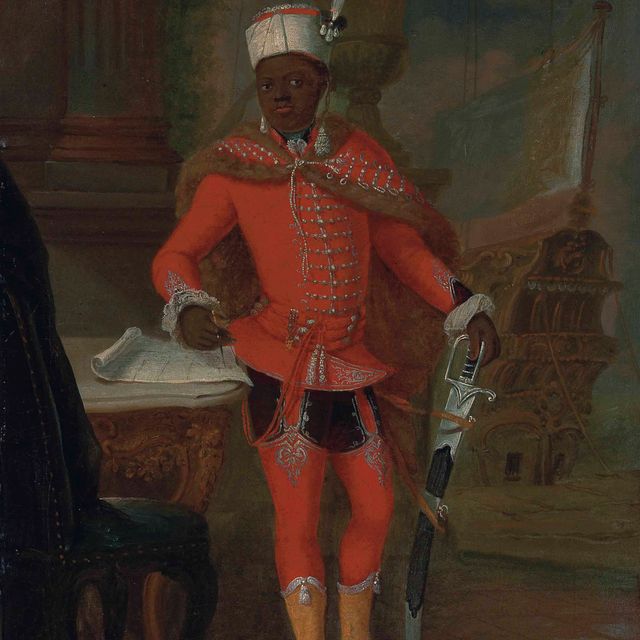 French School — Портрет африканца, предположительно Фостена-Эли Сулука (1782-1867), императора Гаити, стоящего в полный рост в военной форме и рассматривающего план корабля на столе рядом с собой, корабль пришвартован за