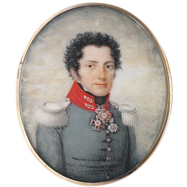 Friedrich — Молодой офицер, в зеленом мундире на красной подкладке с красным воротником, серебряными эполетами, с короткими вьющимися темными волосами, носящий командорский крест (2-й степени) великокняжеского Гессенского ордена Людовика (учрежден в 1807 году), Рыцарский крест Императорского Российского ордена Святой Анны (2-й степени) и другой порядок; фон неба