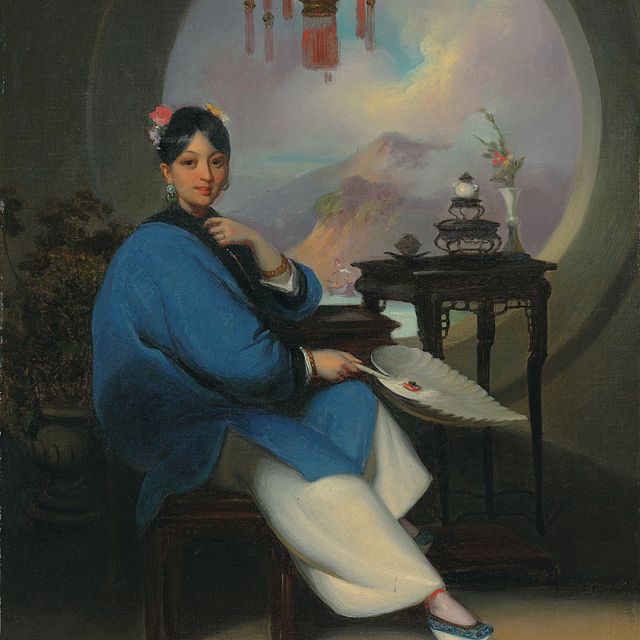 George Chinnery — Китаянка с цветами в волосах, нефритовыми серьгами и голубым нанковым платьем в руках, держащая веер из перьев, сидит перед лунным окном, за которым открывается вид на китайский прибрежный пейзаж.