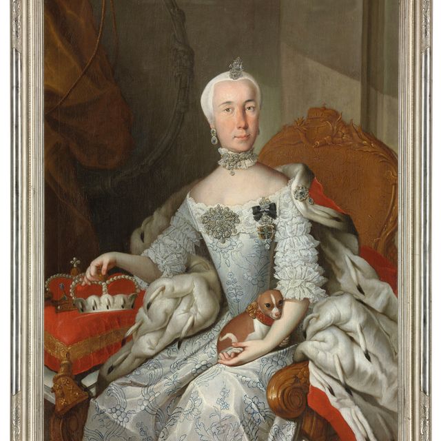 German School — Портрет дамы, возможно, инфанты Марии Луизы Испанской (1745-1792), в три четверти роста, с собакой на руках, в белом шелковом расшитом платье с кружевными рукавами и накидке, подбитой горностаем