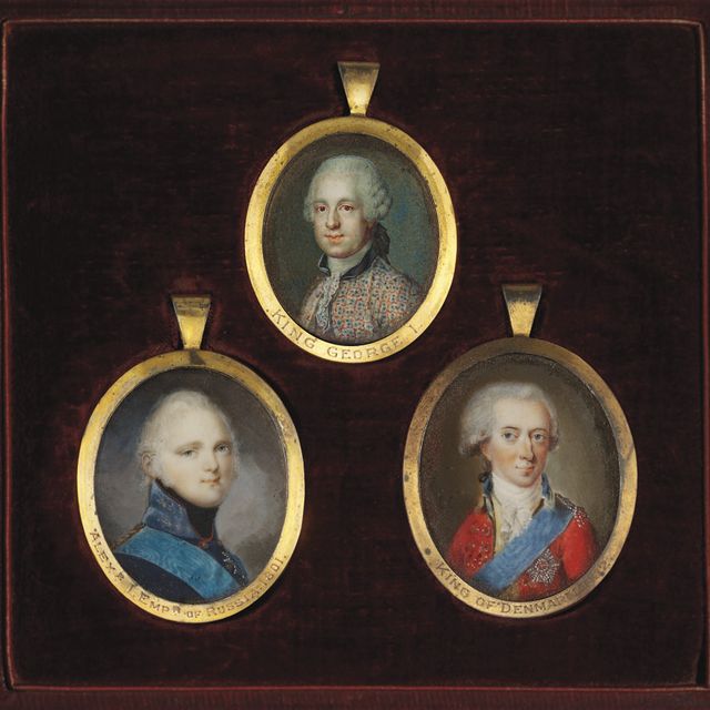 German School — Царь Александр I (1777-1825), в черном мундире с синим воротником, золотыми эполетами, с синим муаровым поясом и звездой российского императорского ордена Святого Андрея Первозванного на груди, с напудренными волосами (приписывается Герхарду фон Кюгельдену, немцу, 1772-1820); король Дании Кристиан VII (1749-1808), в красном школьная форма с синим воротником, желтым жилетом, голубой муаровый пояс и звезда датского королевского ордена Слона на груди, белый кружевной галстук, напудренный парик, перевязанный черной лентой (Датская школа, около 1770 года); и королевский или знатный натурщик по имени Георг I в расшитом камзоле с черным воротничком, белым кружевным галстуком и париком-мешком (немецкая школа, около 1770/1780)
