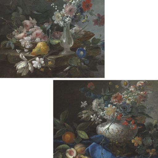 Guido Reni — Цветы в стеклянной вазе с Красным адмиралом, корзиной розовых роз, тыквой, вьюнками, тюльпанами и другими цветами на каменном постаменте; цветы в вазе, украшенной сценой Вакха и Ариадны в честь Гвидо Рени, поддерживаемой путти, апельсинами, персиками и настурциями. на частично задрапированном выступе