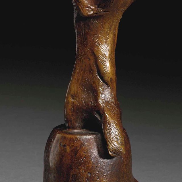 Henry Moore — Сидящая фигура на бревне